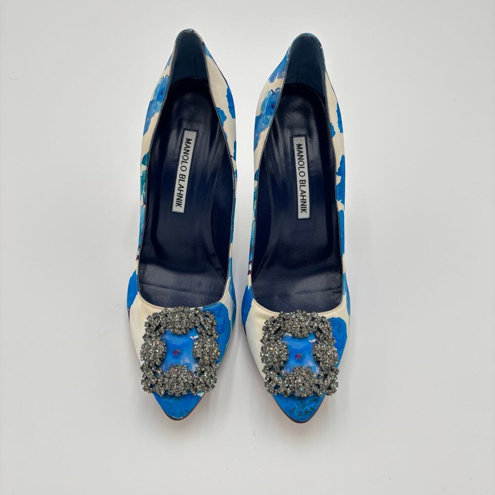 Manolo Blahnik Hangisi 105 Blue Floral Print Satin Crystal Buckle Pump Size 37.5 - Picture 2 of 12